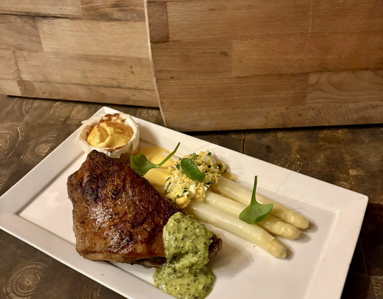 Lage temp° gegaarde lamsschouder met asperges