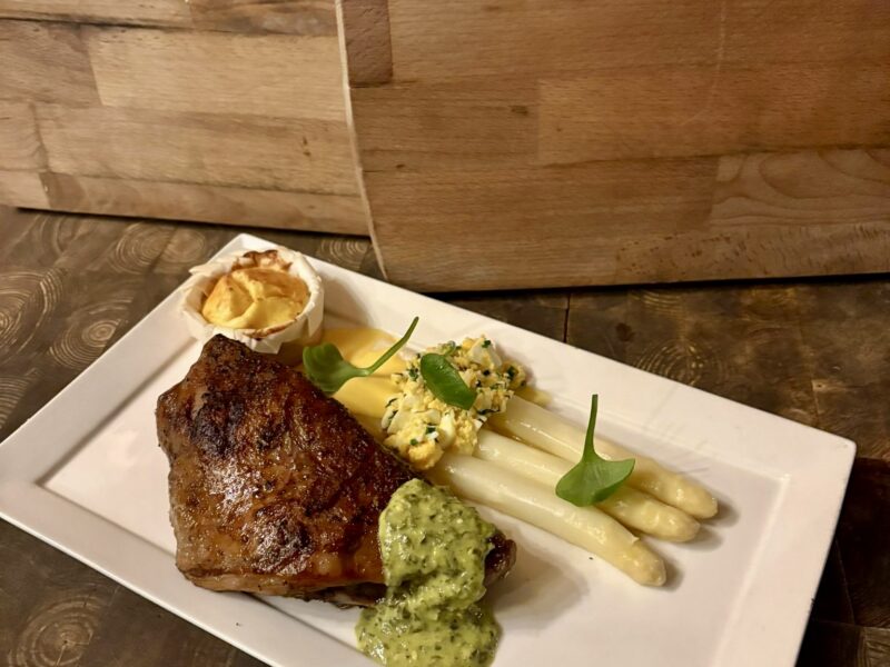 Lage temp° gegaarde lamsschouder met asperges