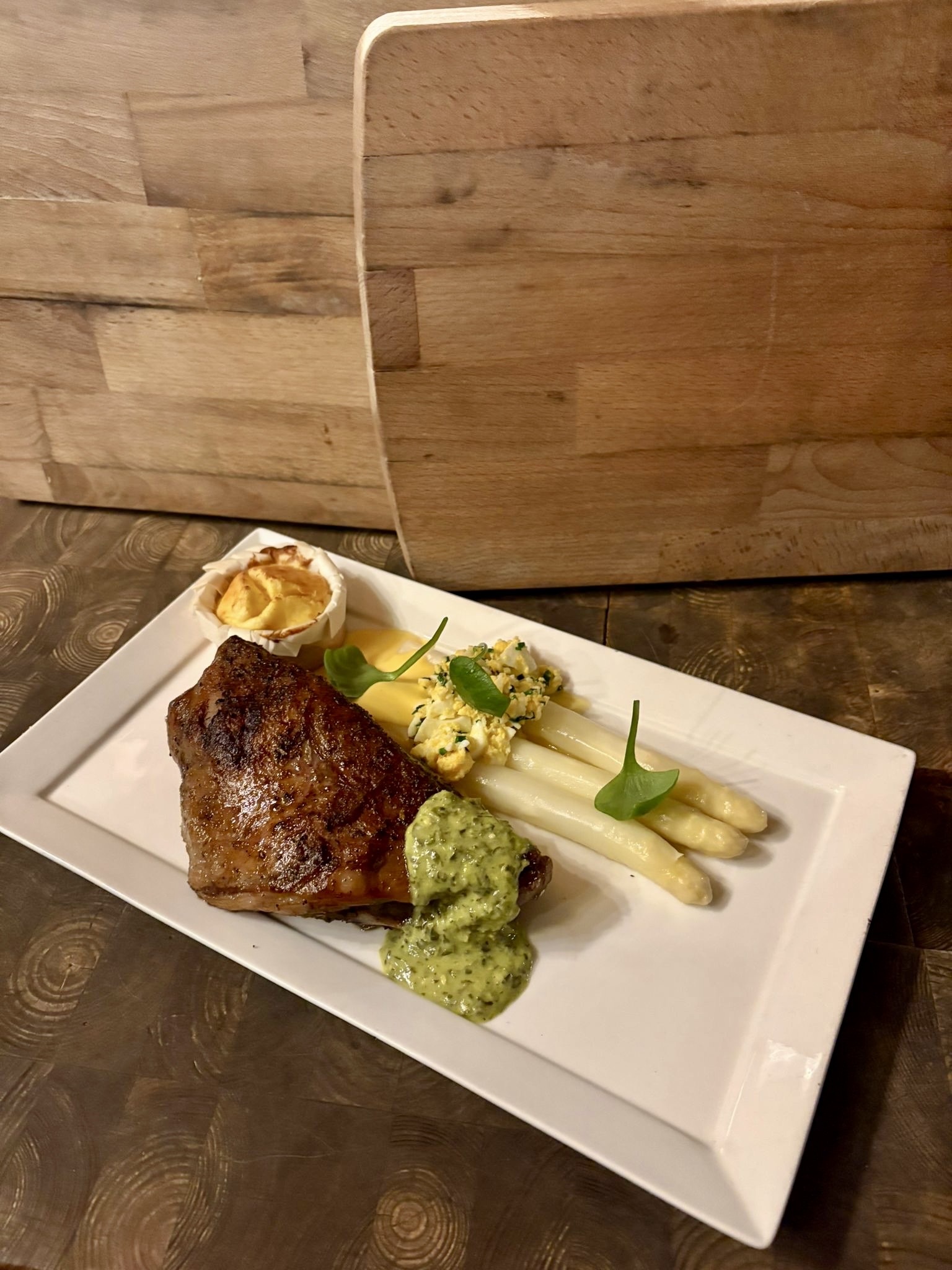 Lage temp° gegaarde lamsschouder met asperges