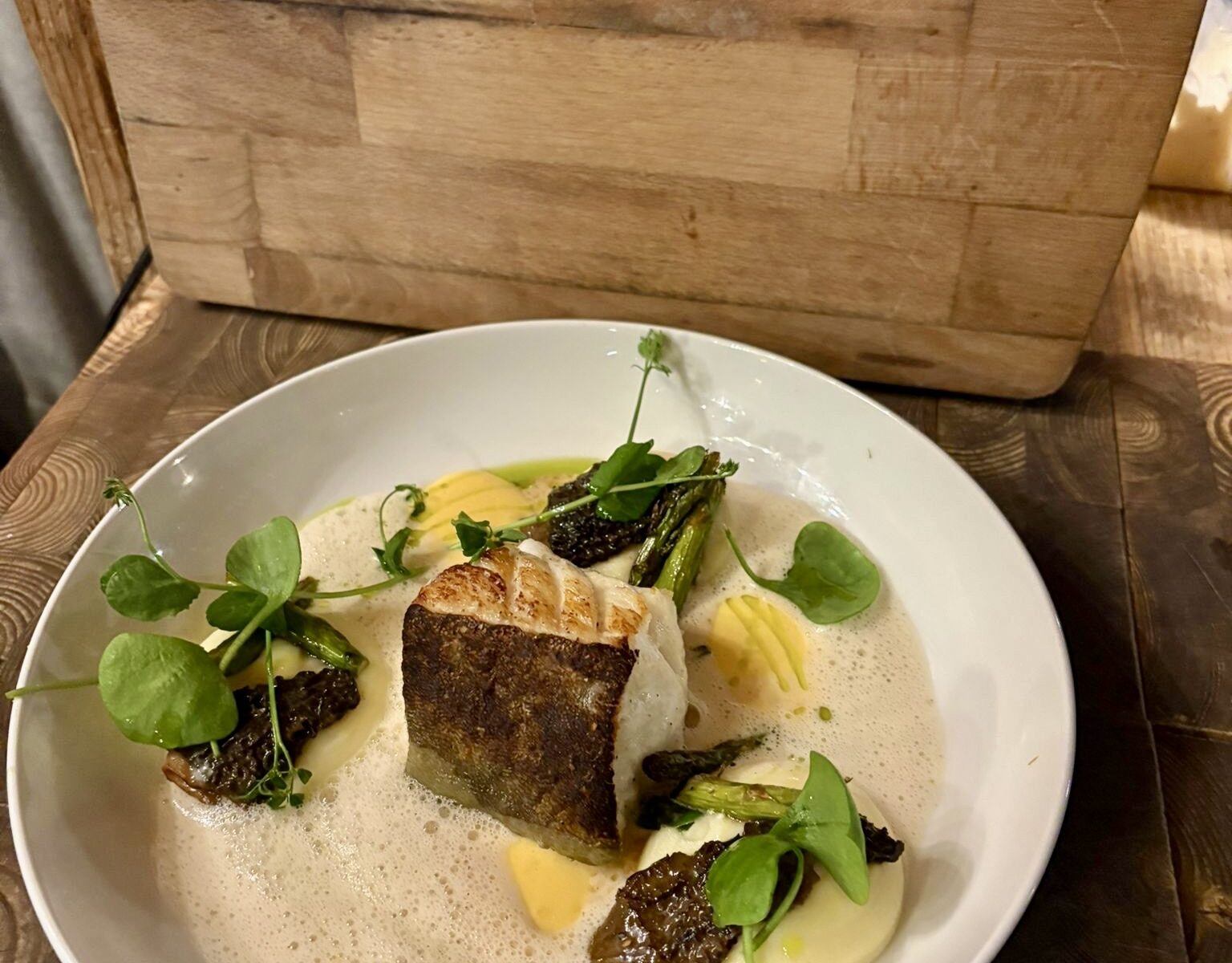 Poisson du jour met asperges en morilles