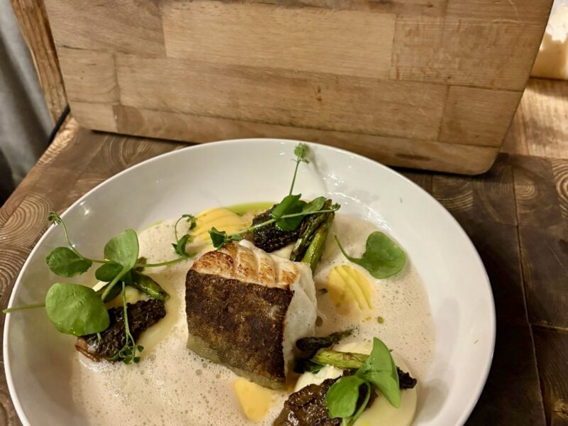 Poisson du jour met asperges en morilles