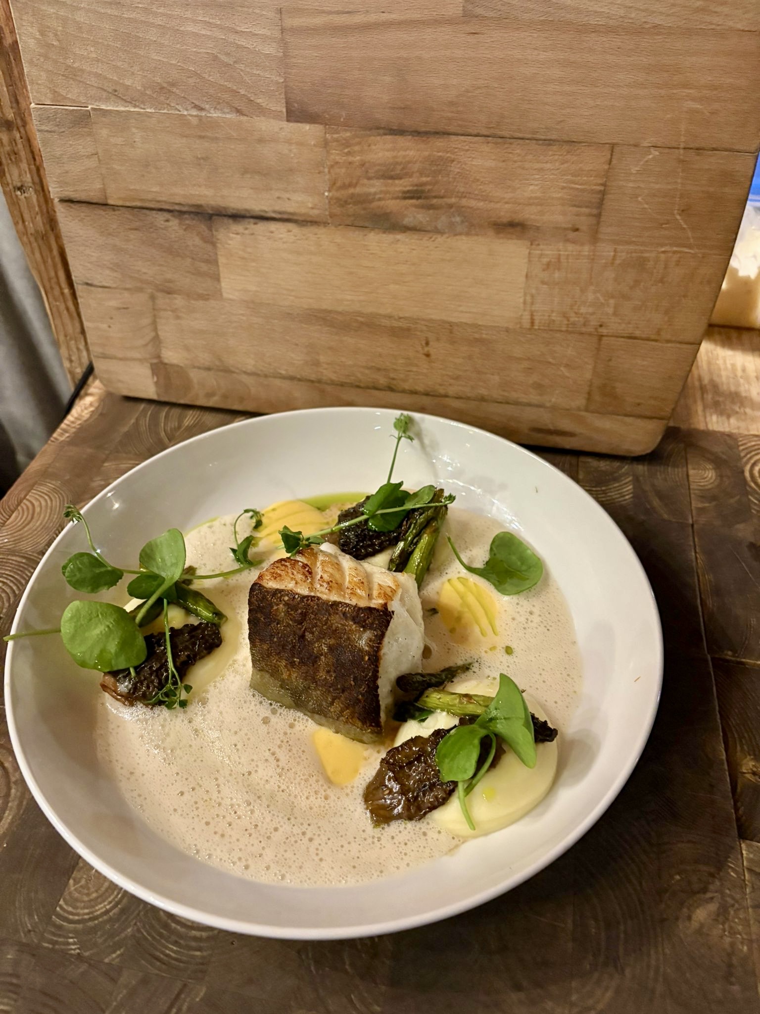 Poisson du jour met asperges en morilles