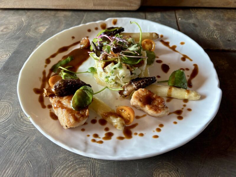 Salade asperges met kalfszwezerik en morilles